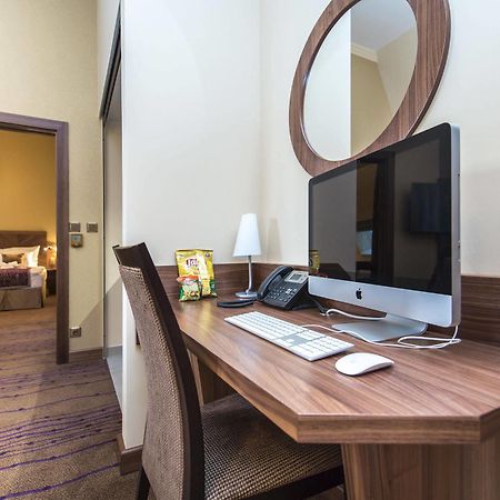 Merchants Crown Suites And Spa Praga Esterno foto A computer in a hotel room