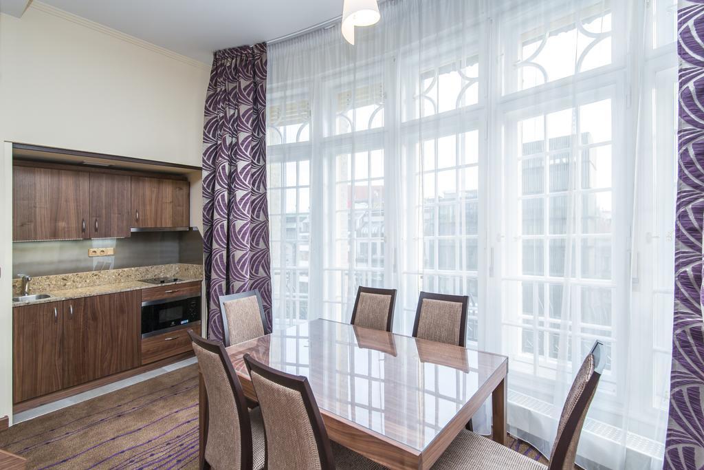 Merchants Crown Suites And Spa Praga Esterno foto A kitchen with a large window