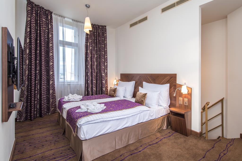 Merchants Crown Suites And Spa Praga Esterno foto A room at the hotel