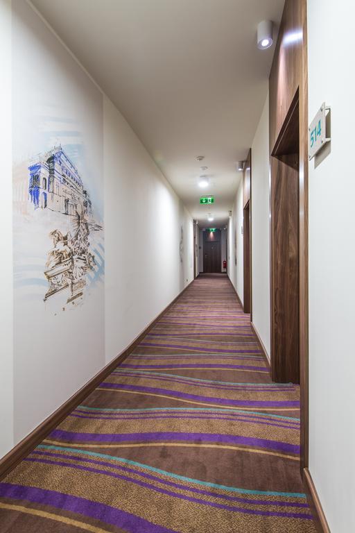 Merchants Crown Suites And Spa Praga Esterno foto A typical hotel corridor