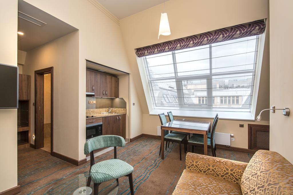 Merchants Crown Suites And Spa Praga Esterno foto A typical apartment