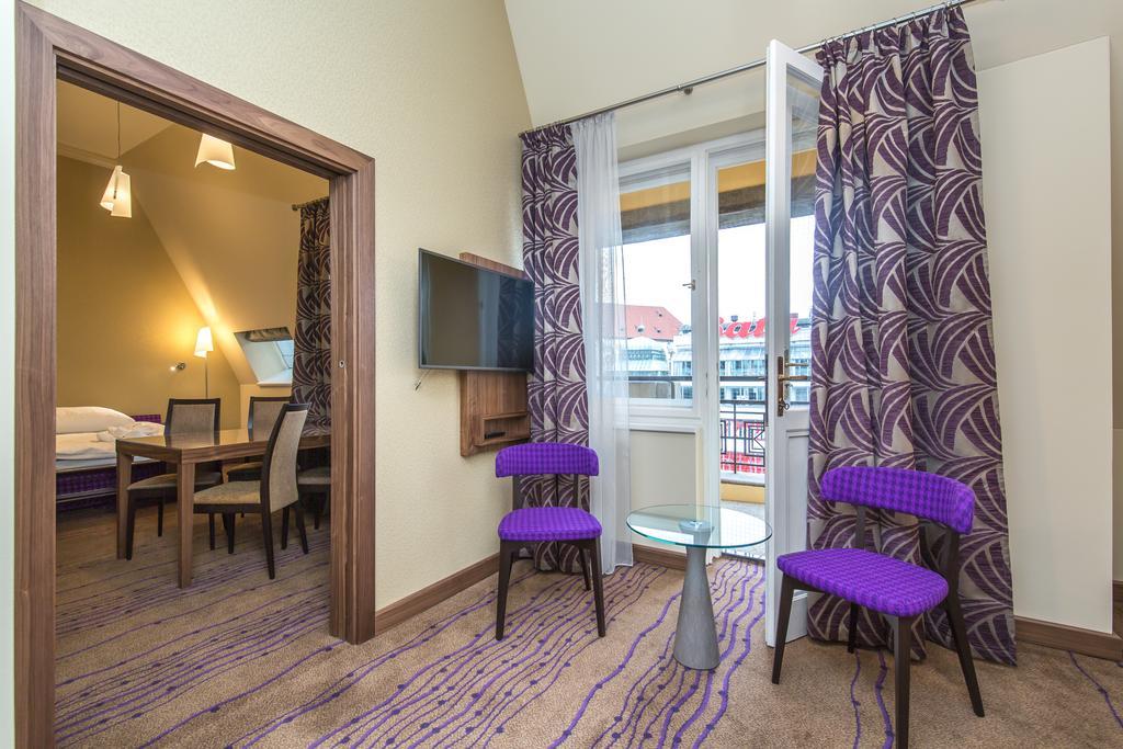 Merchants Crown Suites And Spa Praga Esterno foto Suite