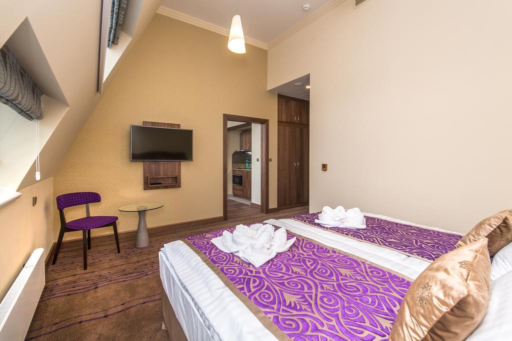 Merchants Crown Suites And Spa Praga Esterno foto A room at the Premier Inn in London