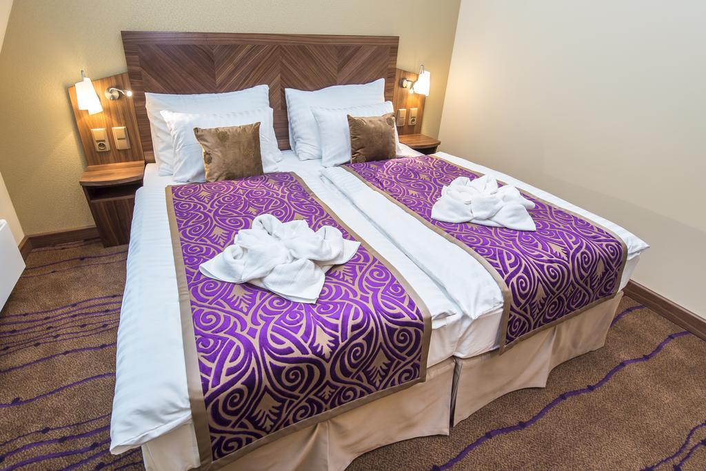Merchants Crown Suites And Spa Praga Esterno foto A bed with a bed skirt