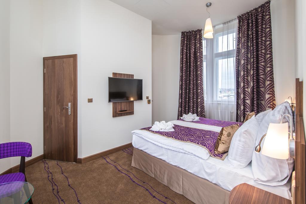 Merchants Crown Suites And Spa Praga Esterno foto A room at the hotel