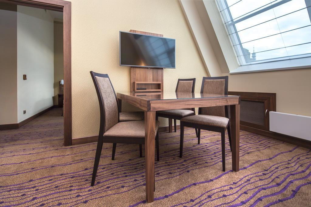 Merchants Crown Suites And Spa Praga Esterno foto A suite at the hotel