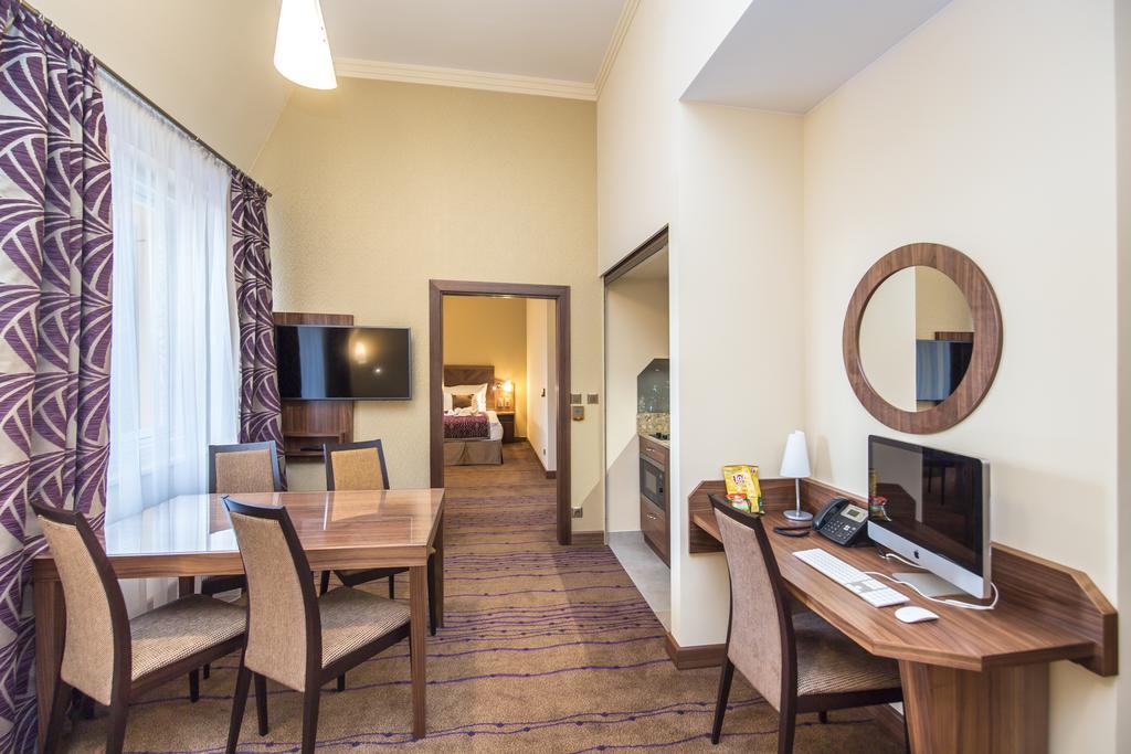 Merchants Crown Suites And Spa Praga Esterno foto Suite