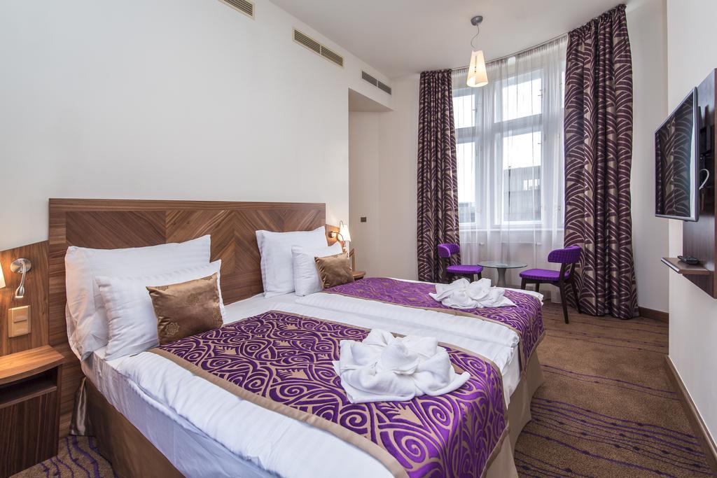 Merchants Crown Suites And Spa Praga Esterno foto