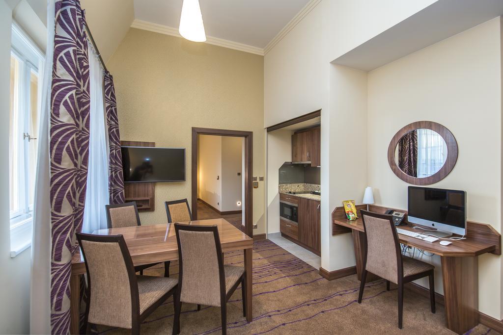 Merchants Crown Suites And Spa Praga Esterno foto A typical apartment