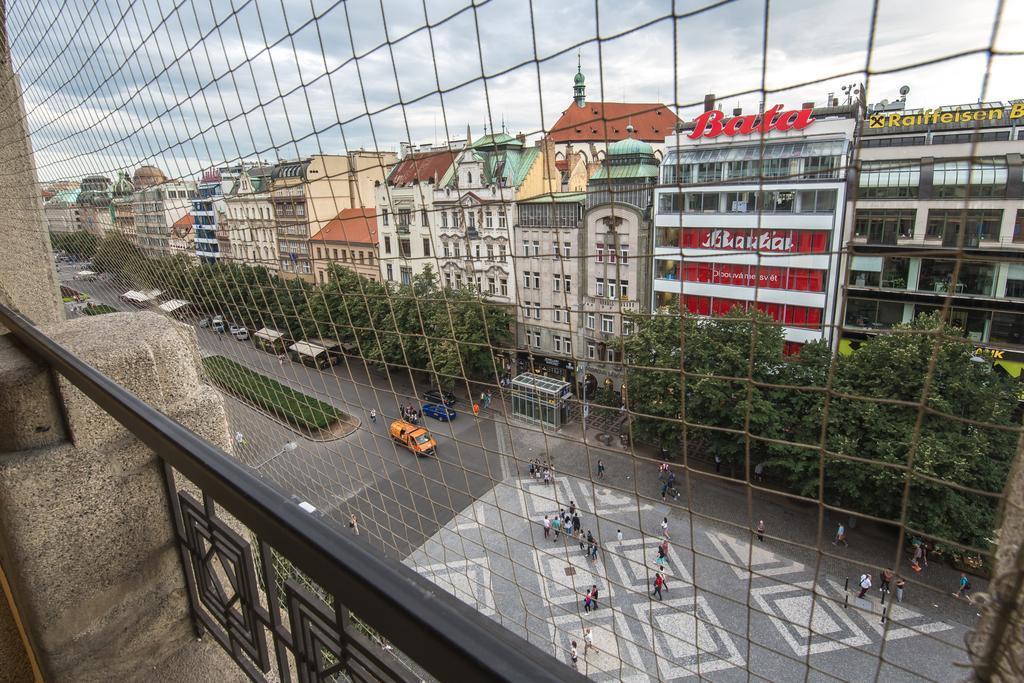 Merchants Crown Suites And Spa Praga Esterno foto View of the square from the observation deck of the Westin Palace Vienna