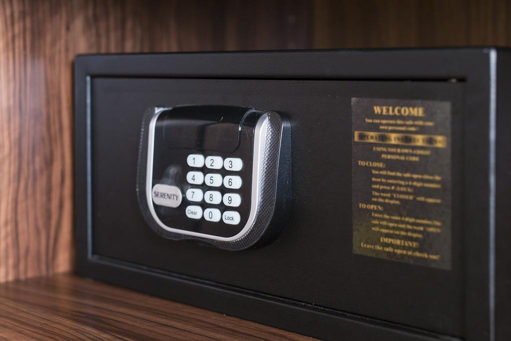 Merchants Crown Suites And Spa Praga Esterno foto A safe with a keypad