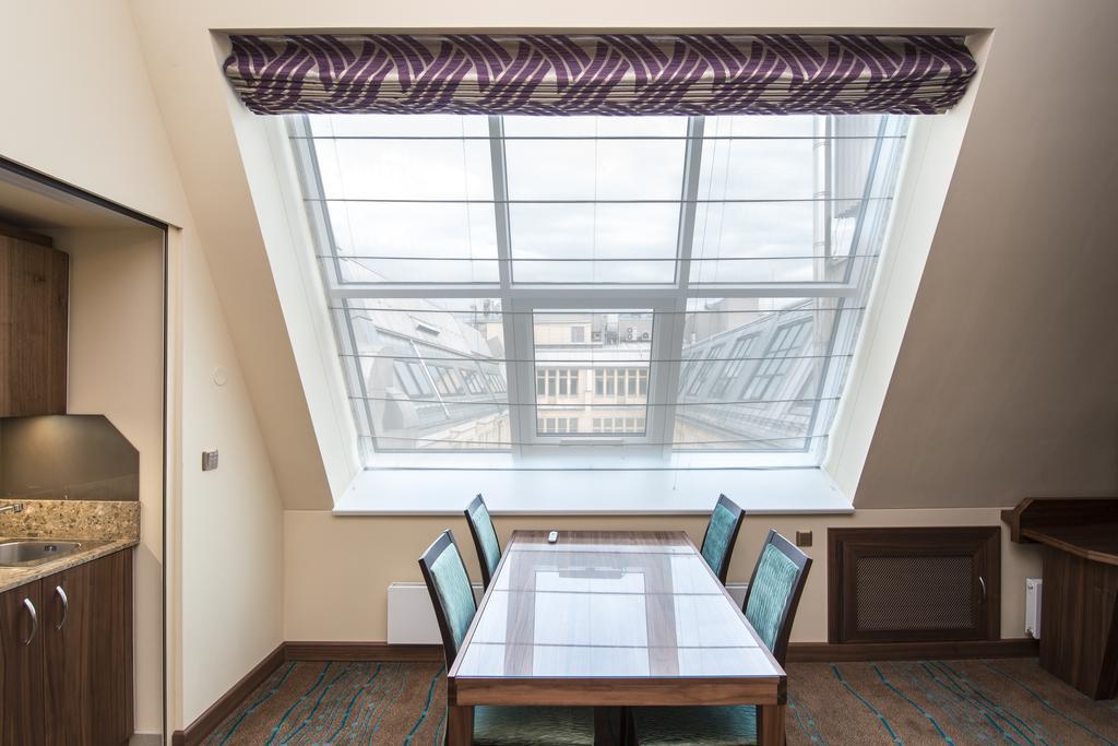 Merchants Crown Suites And Spa Praga Esterno foto Roman shade