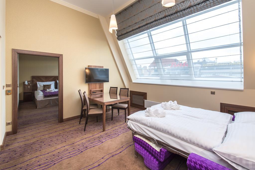Merchants Crown Suites And Spa Praga Esterno foto A Premier Inn room