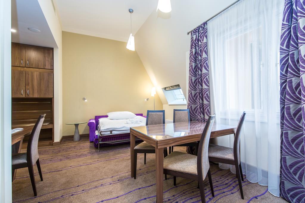 Merchants Crown Suites And Spa Praga Esterno foto A typical apartment