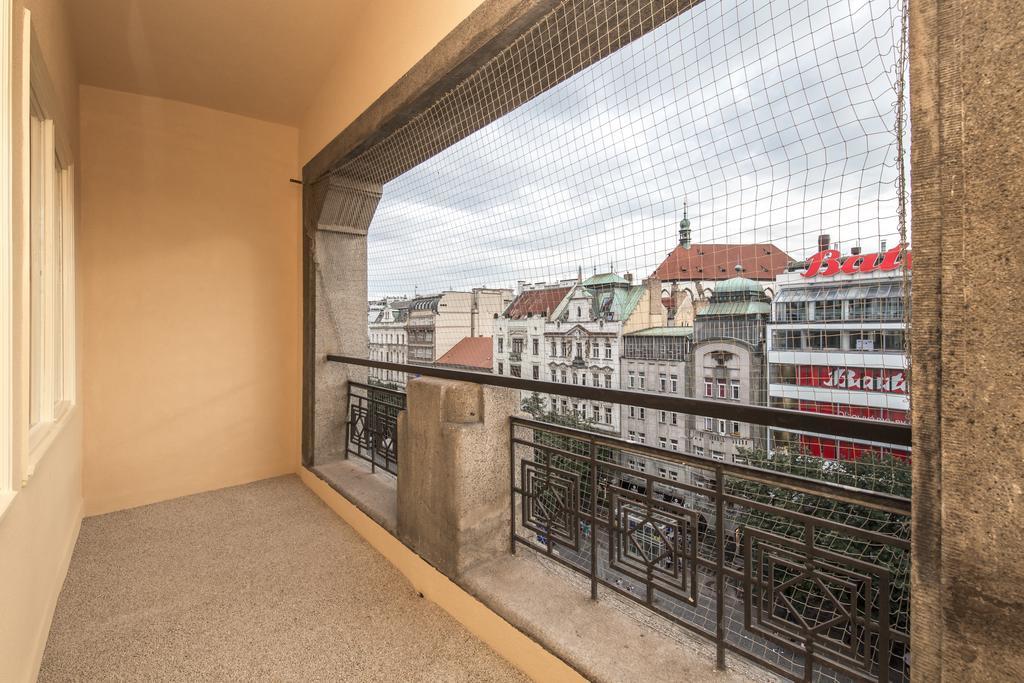 Merchants Crown Suites And Spa Praga Esterno foto A balcony in Vienna