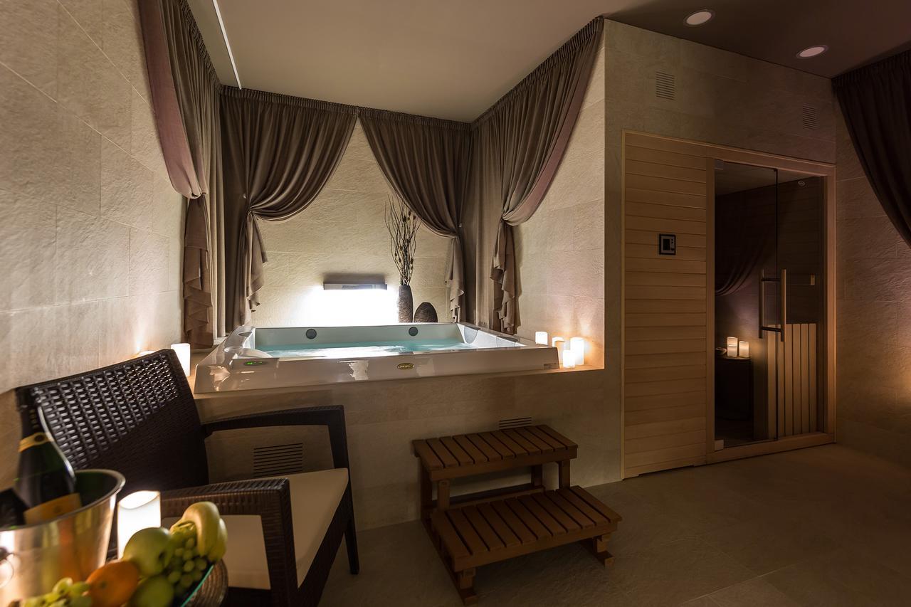 Merchants Crown Suites And Spa Praga Esterno foto A spa in a hotel