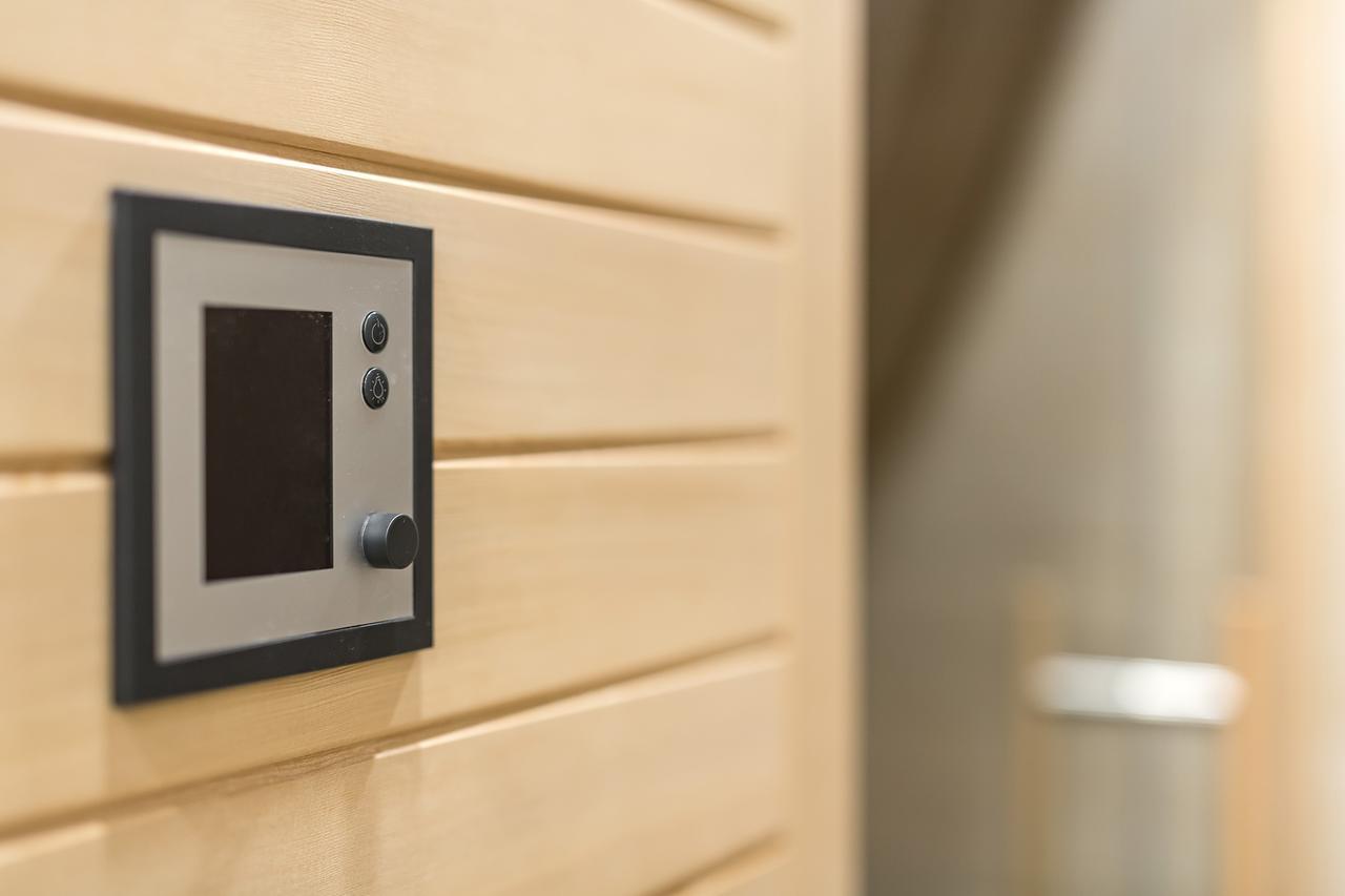 Merchants Crown Suites And Spa Praga Esterno foto A modern door bell