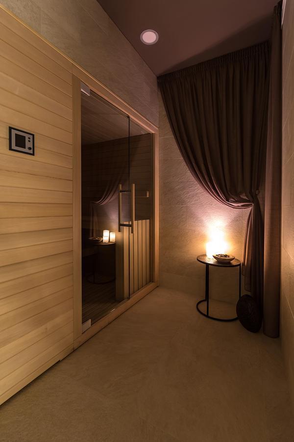 Merchants Crown Suites And Spa Praga Esterno foto A modern Finnish sauna