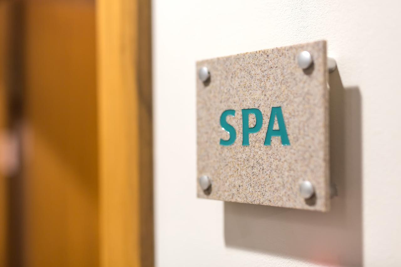 Merchants Crown Suites And Spa Praga Esterno foto Spa sign
