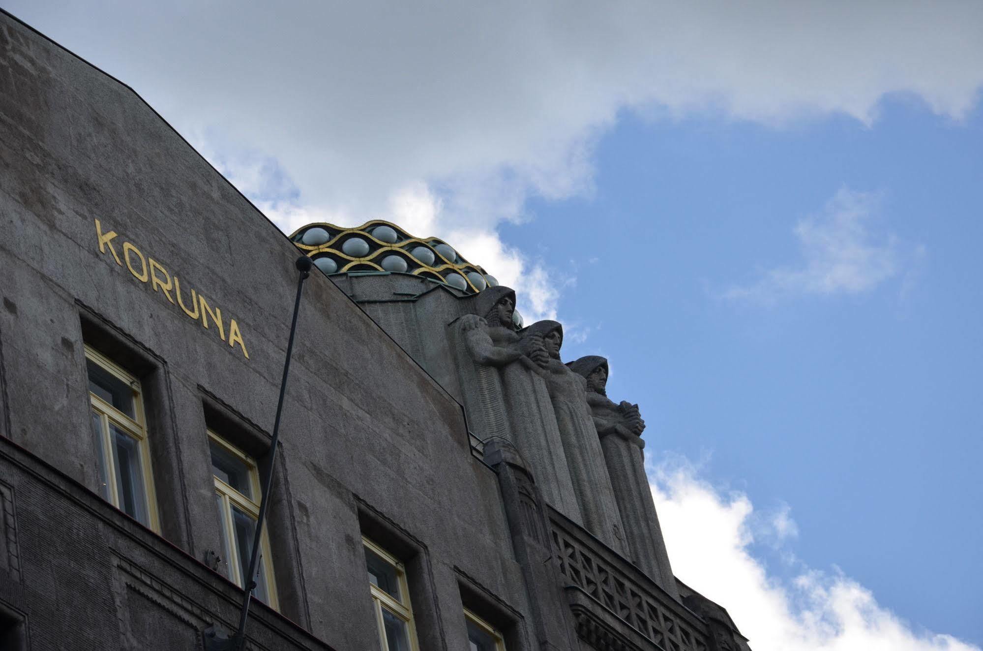 Merchants Crown Suites And Spa Praga Esterno foto Detail of the facade