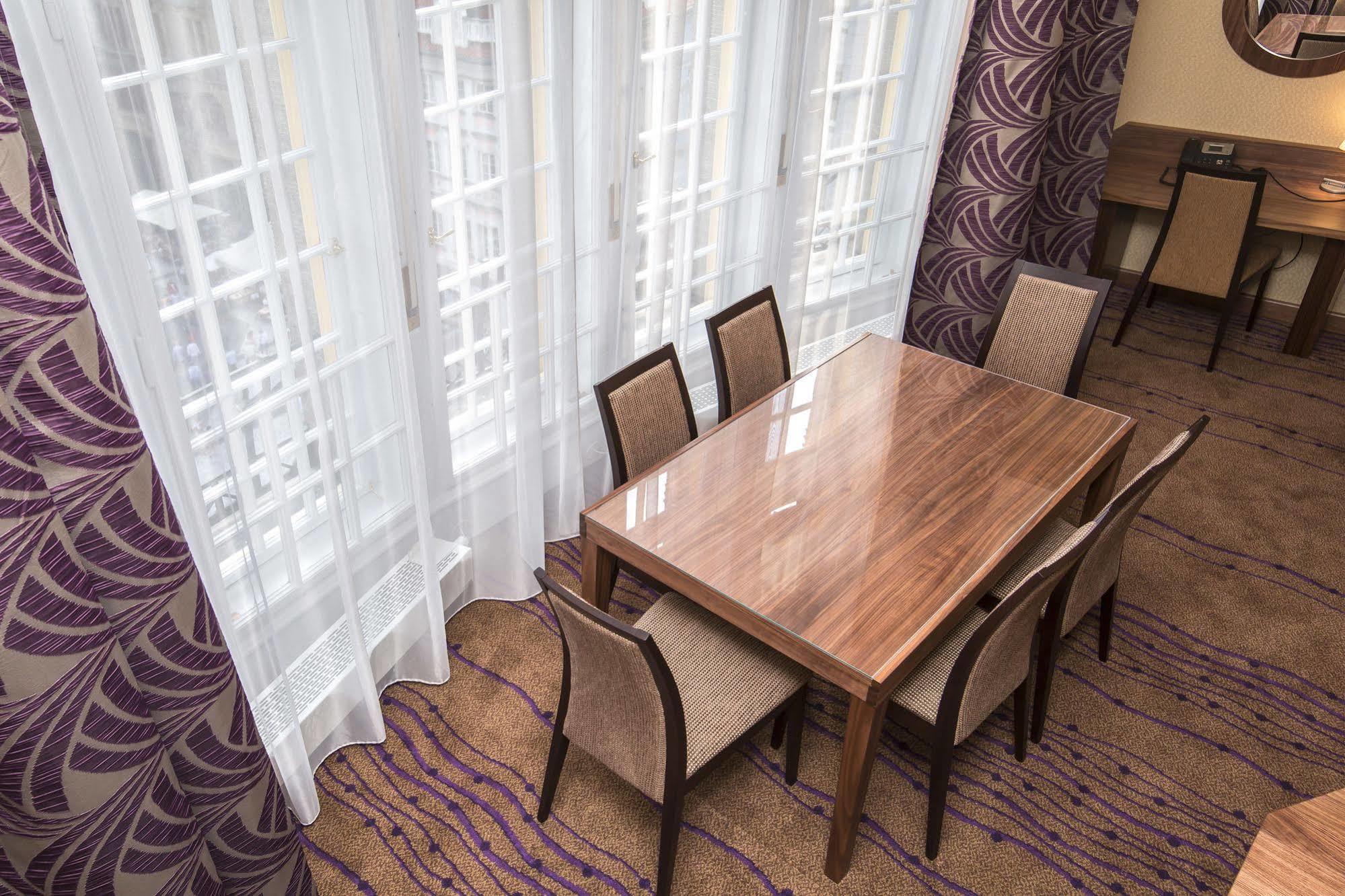 Merchants Crown Suites And Spa Praga Esterno foto A table and chairs