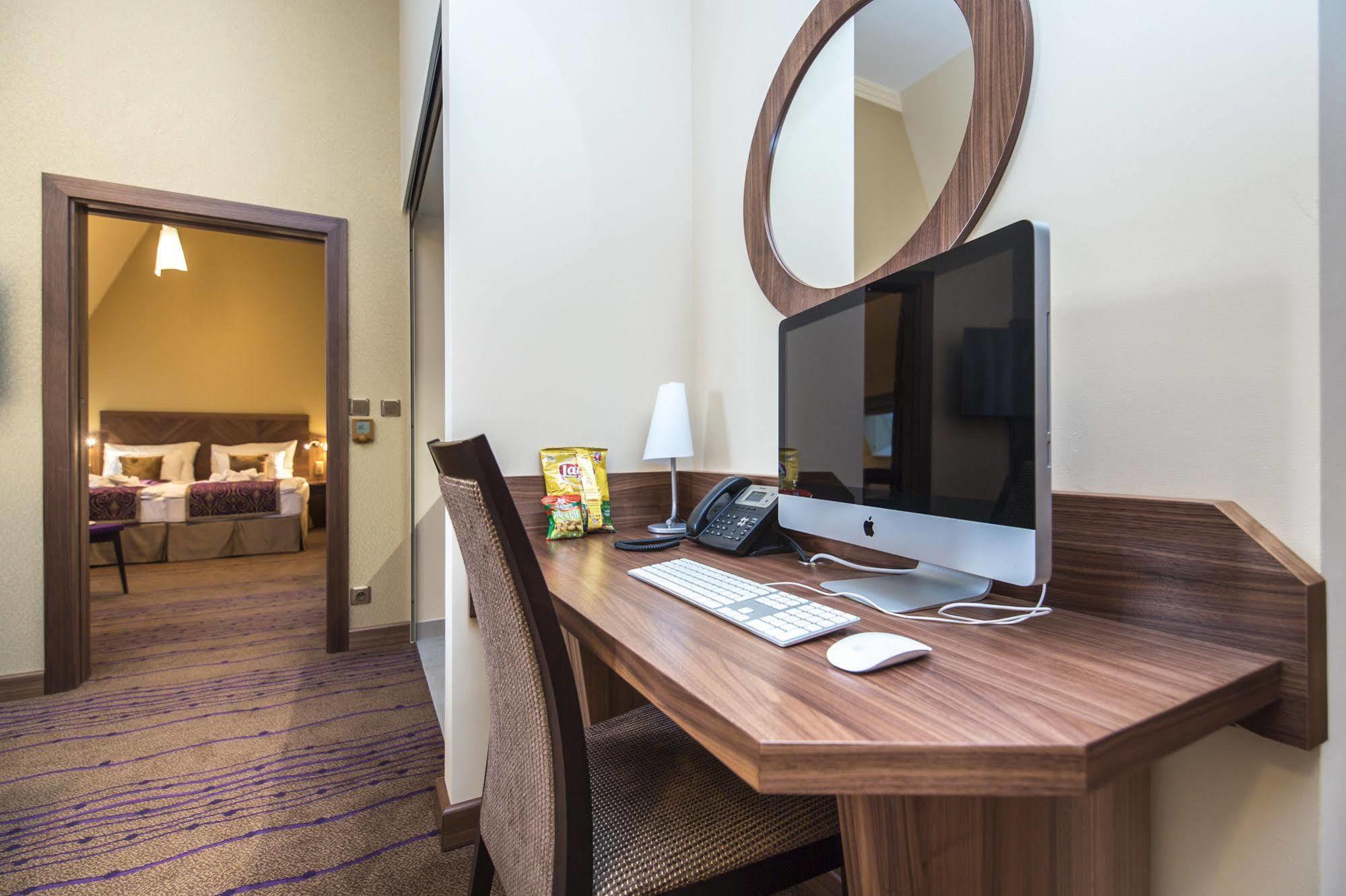 Merchants Crown Suites And Spa Praga Esterno foto A computer in a hotel room
