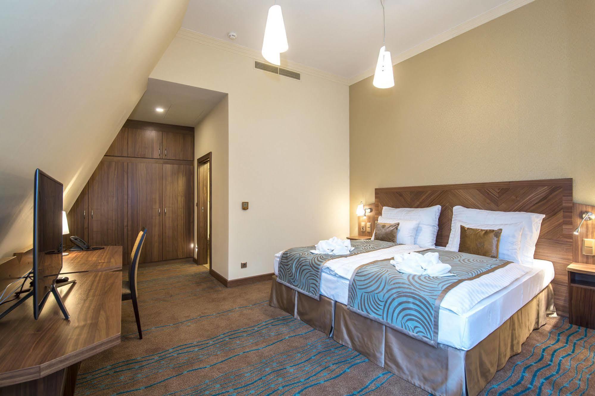 Merchants Crown Suites And Spa Praga Esterno foto A room at the hotel