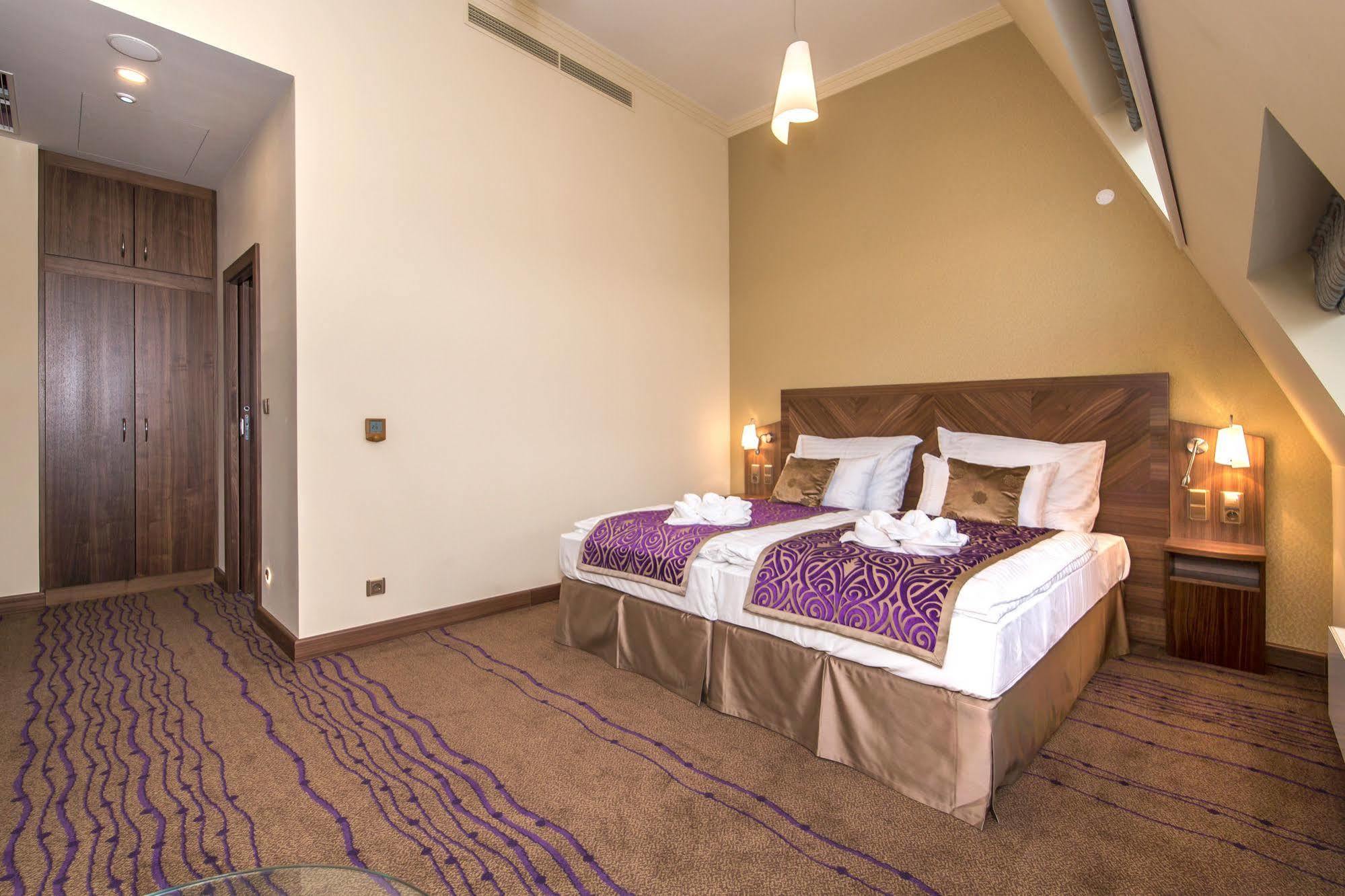 Merchants Crown Suites And Spa Praga Esterno foto Suite