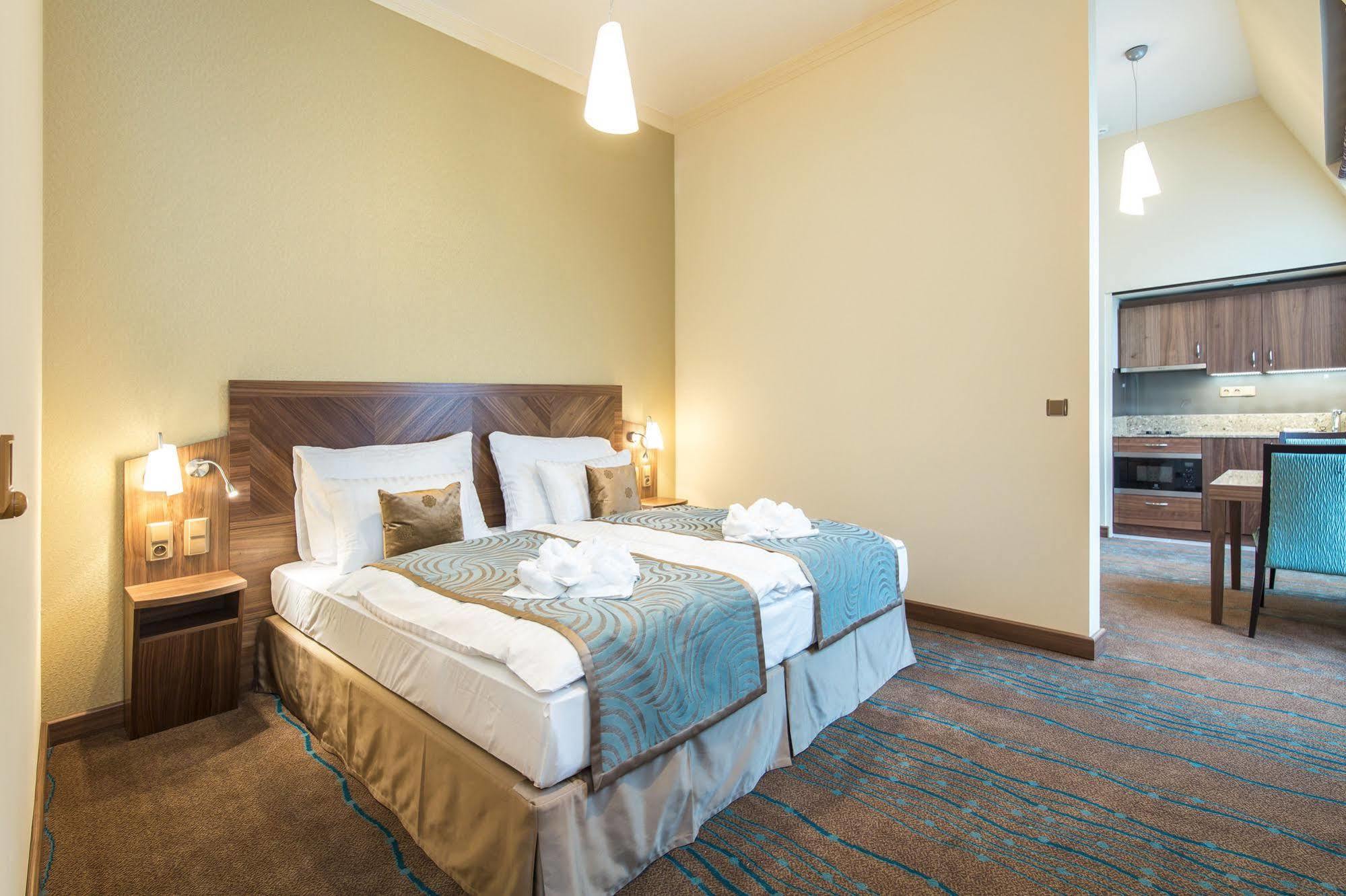 Merchants Crown Suites And Spa Praga Esterno foto A room at the hotel