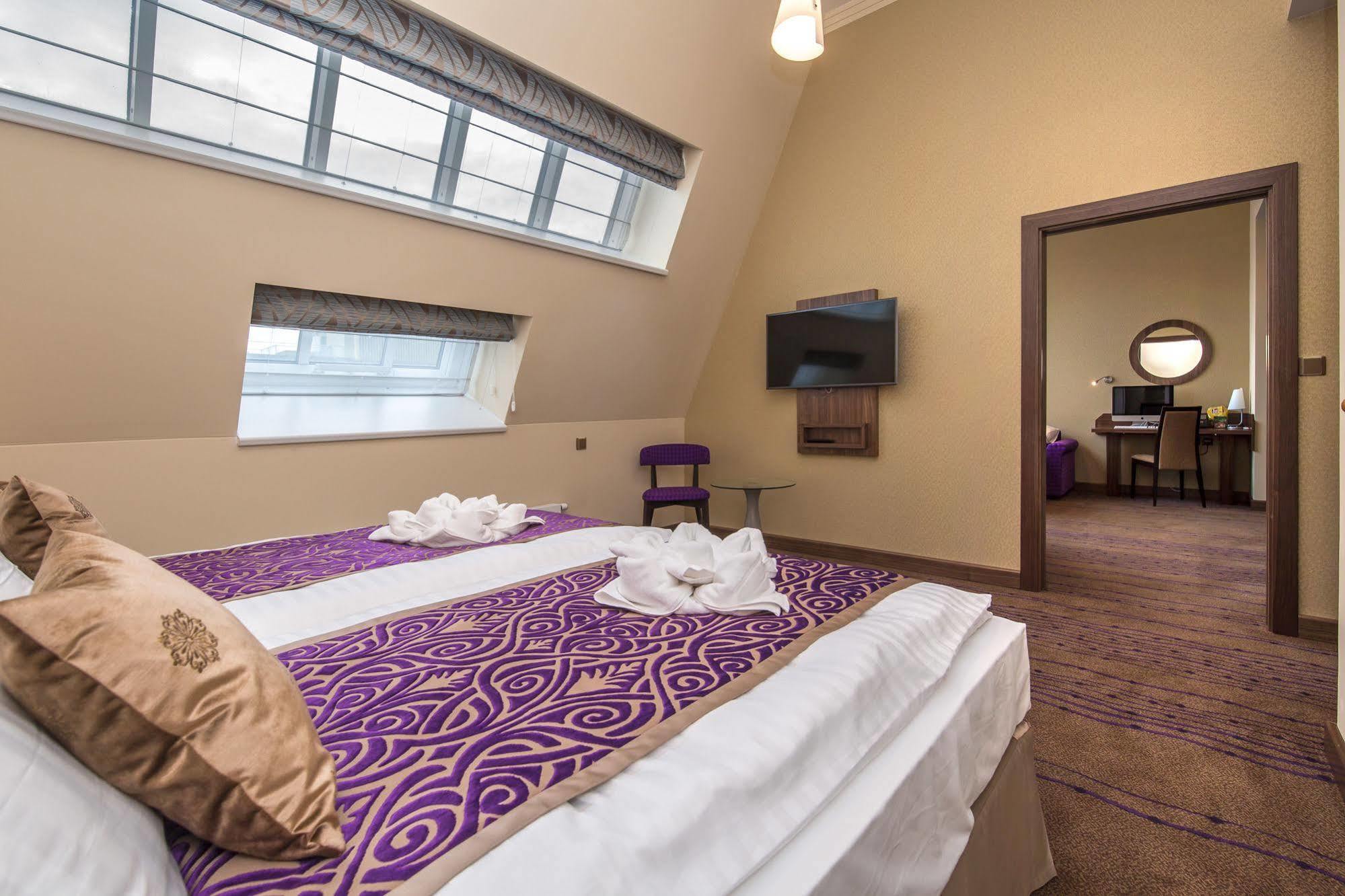 Merchants Crown Suites And Spa Praga Esterno foto A suite at the hotel