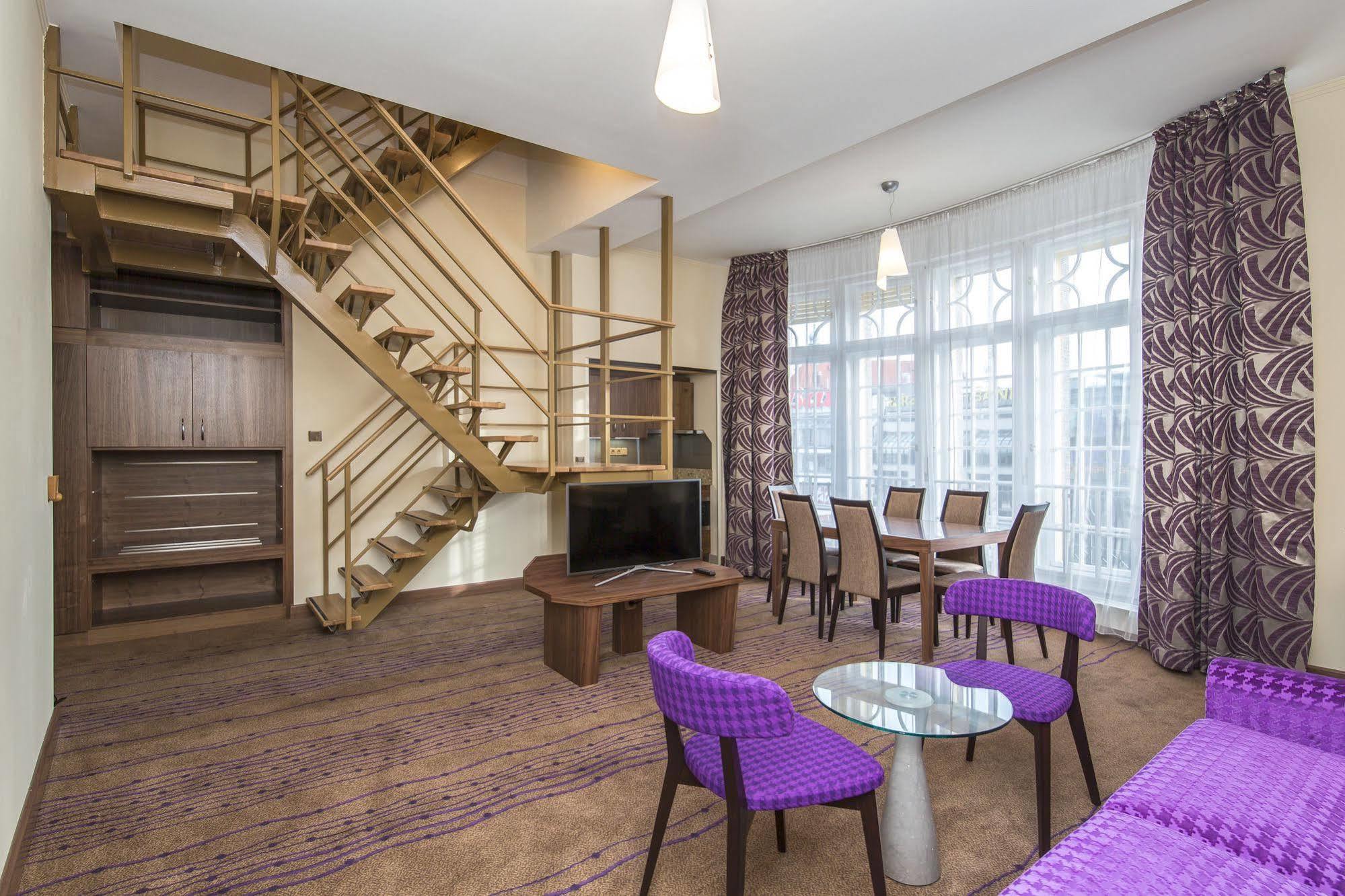 Merchants Crown Suites And Spa Praga Esterno foto A suite at the Radisson Blu Hotel, Prague