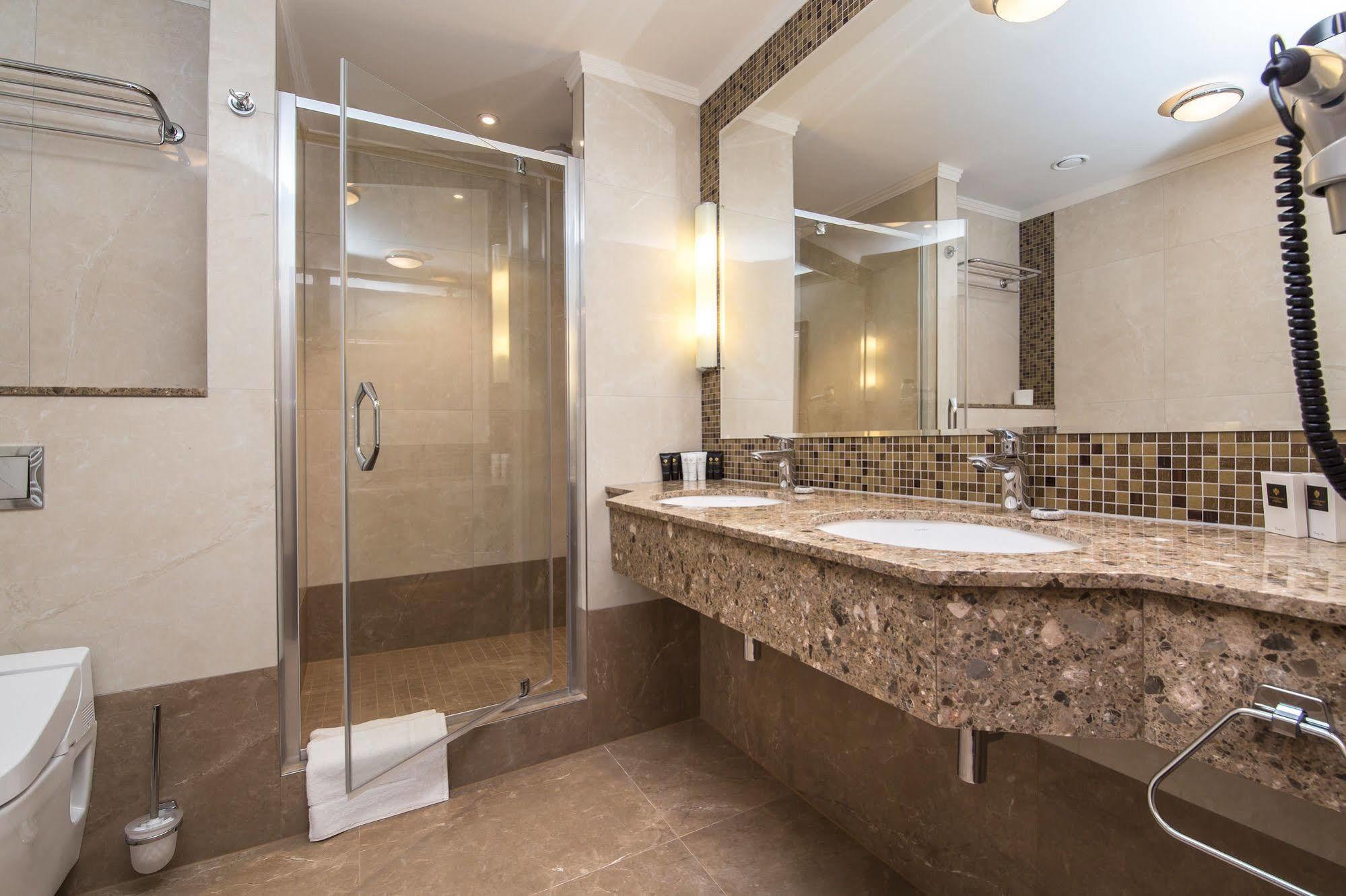 Merchants Crown Suites And Spa Praga Esterno foto A shower enclosure