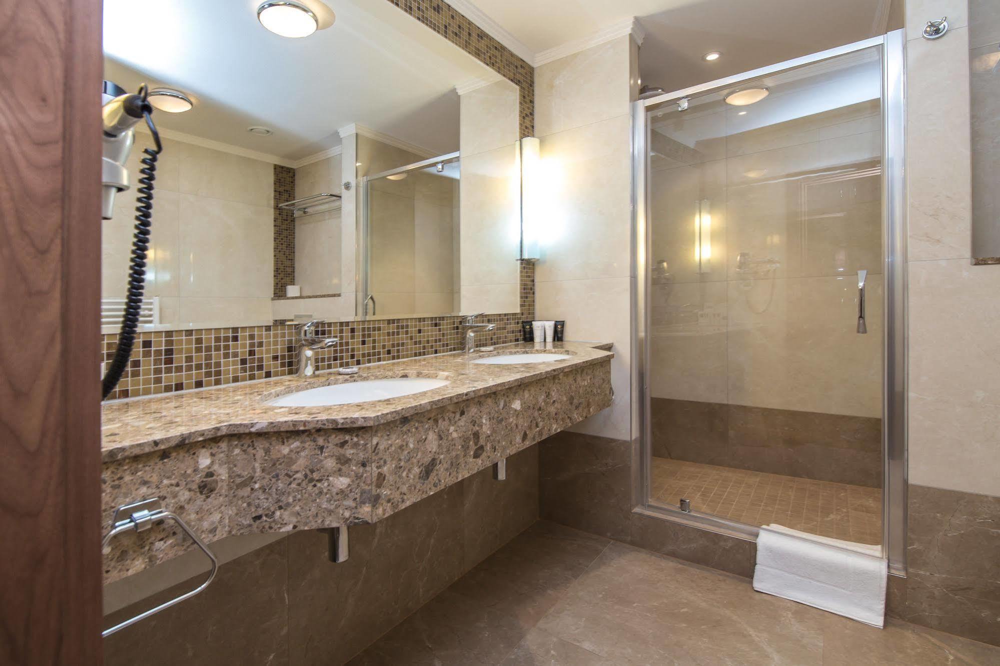 Merchants Crown Suites And Spa Praga Esterno foto A shower enclosure
