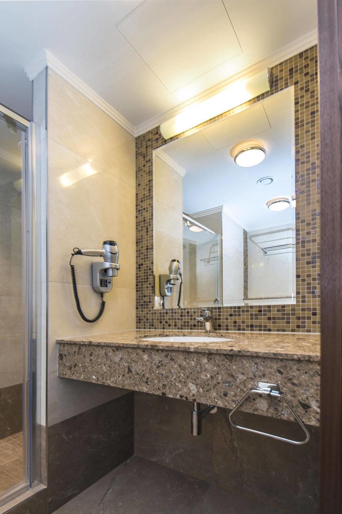 Merchants Crown Suites And Spa Praga Esterno foto Bathroom