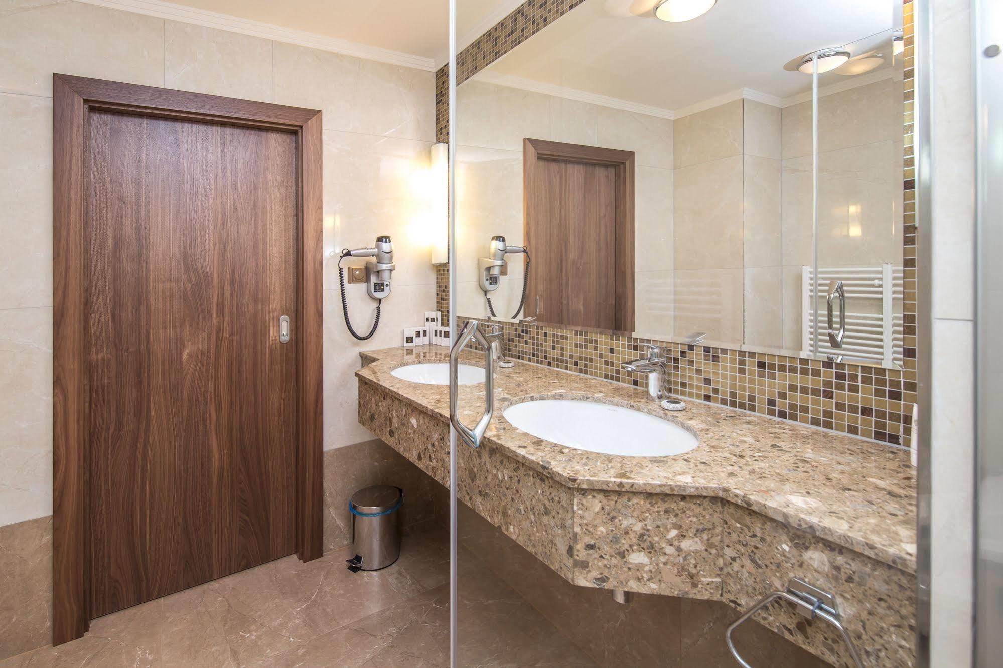 Merchants Crown Suites And Spa Praga Esterno foto Bathroom