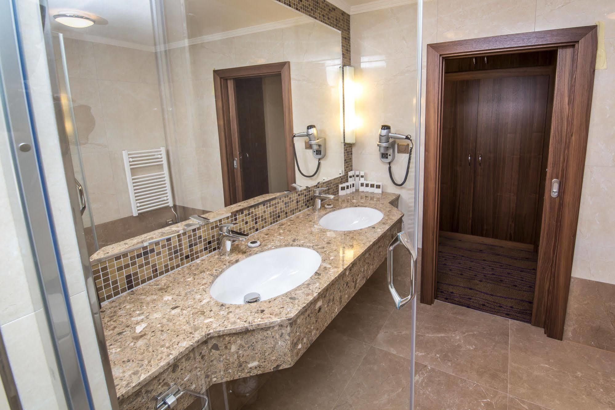 Merchants Crown Suites And Spa Praga Esterno foto Bathroom in a hotel