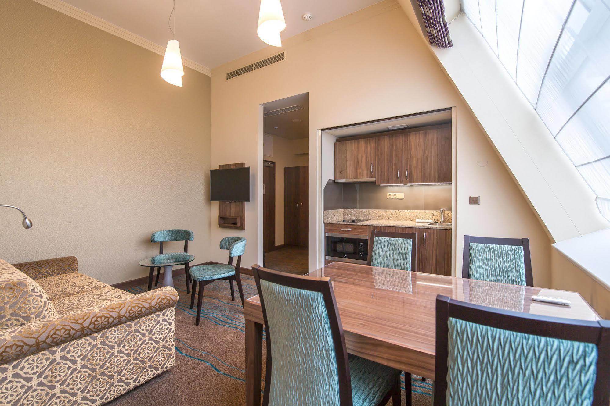 Merchants Crown Suites And Spa Praga Esterno foto A suite at the hotel