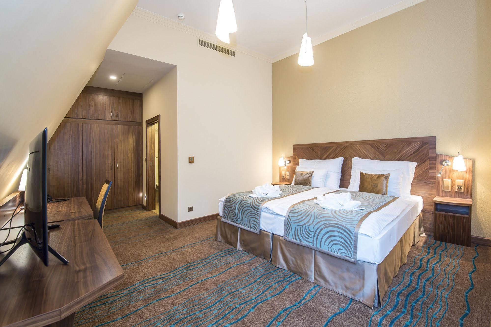 Merchants Crown Suites And Spa Praga Esterno foto A room at the hotel