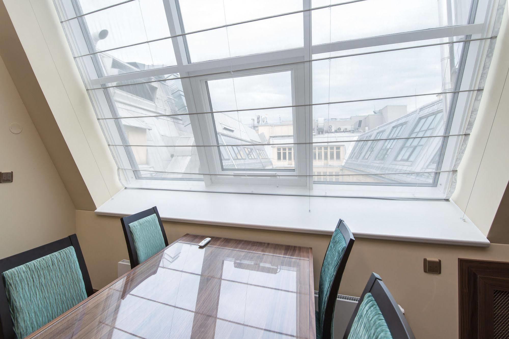 Merchants Crown Suites And Spa Praga Esterno foto Roman blinds
