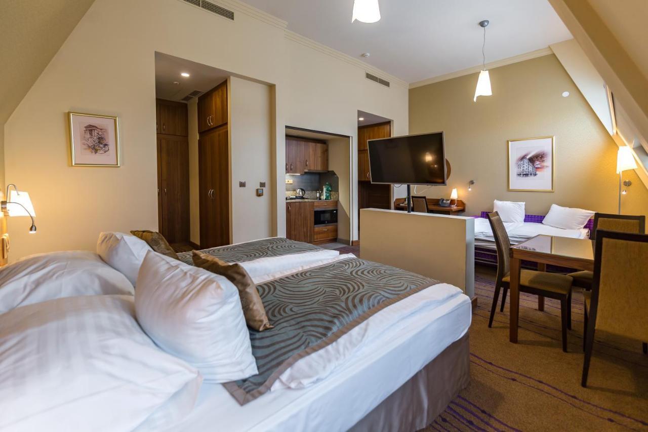Merchants Crown Suites And Spa Praga Esterno foto A typical studio apartment
