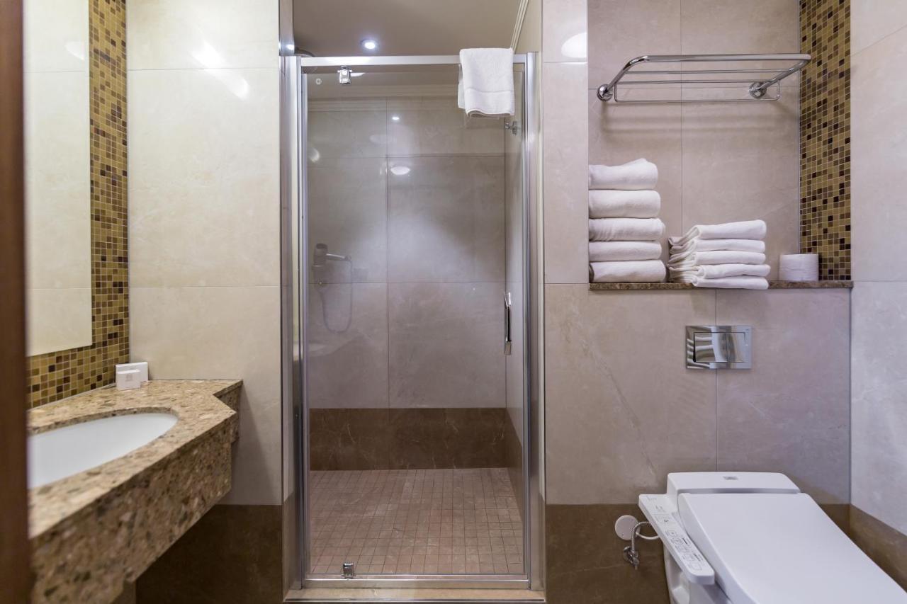 Merchants Crown Suites And Spa Praga Esterno foto A shower enclosure