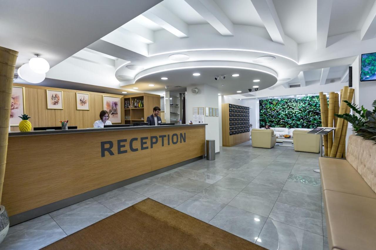 Merchants Crown Suites And Spa Praga Esterno foto Reception