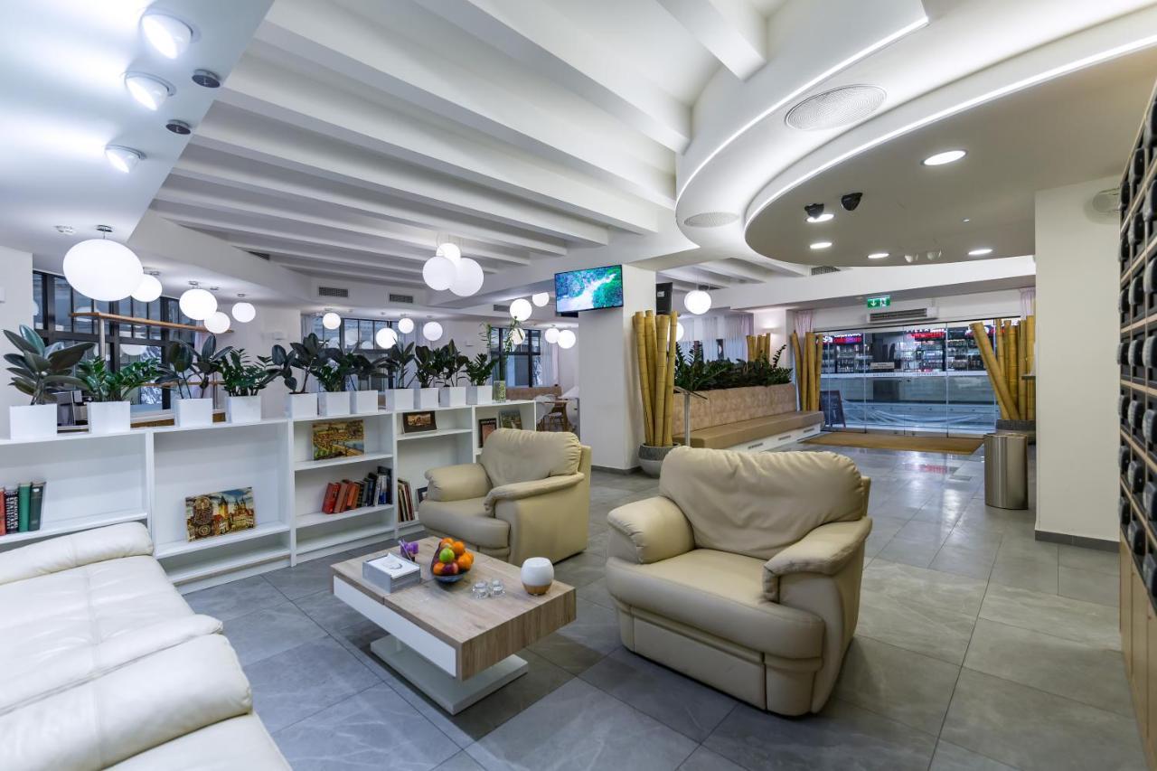 Merchants Crown Suites And Spa Praga Esterno foto Business lounge at Belgrade Nikola Tesla Airport