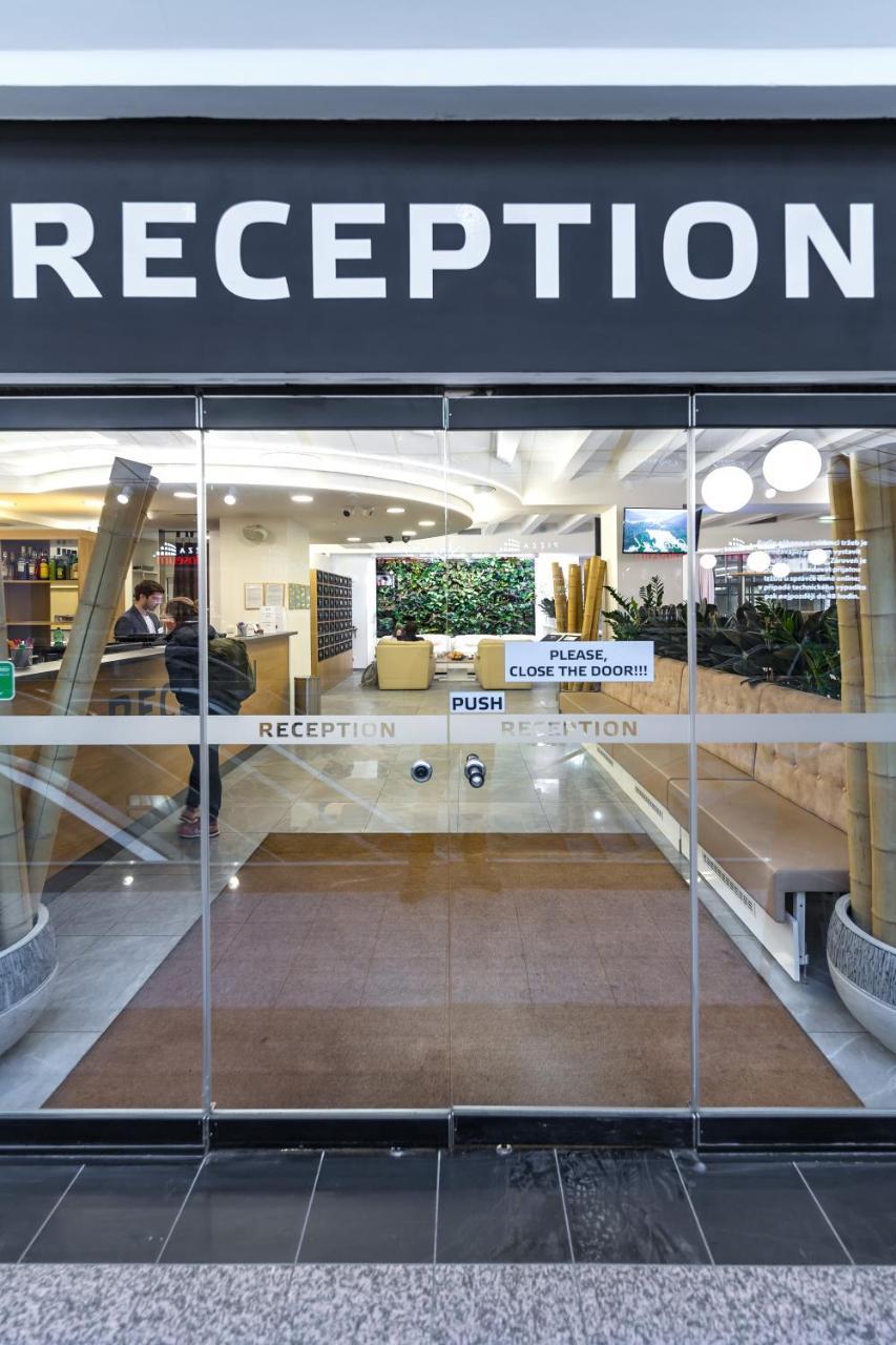 Merchants Crown Suites And Spa Praga Esterno foto Automatic door