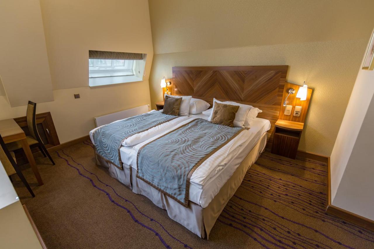 Merchants Crown Suites And Spa Praga Esterno foto A bedroom at the hotel