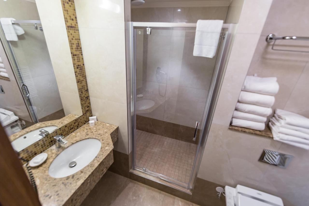 Merchants Crown Suites And Spa Praga Esterno foto A shower enclosure