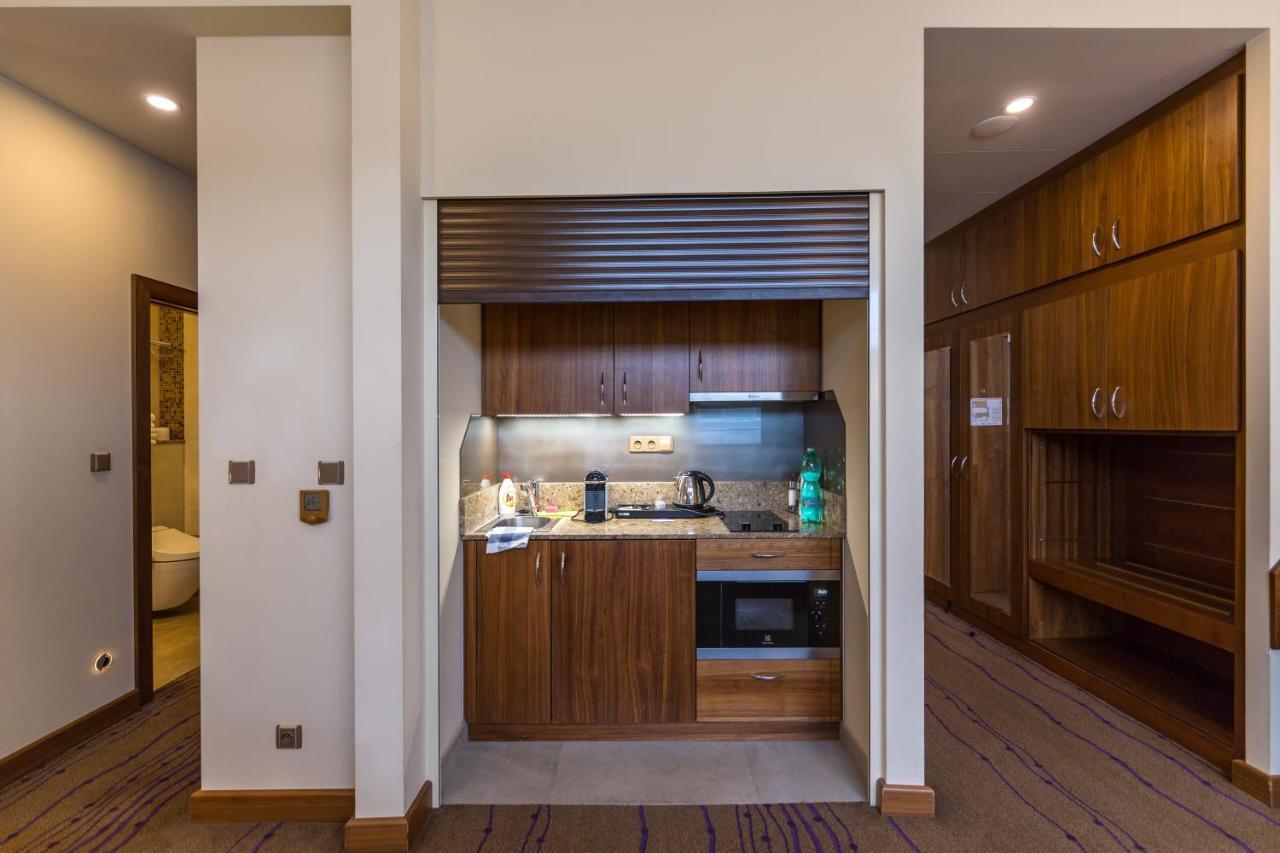 Merchants Crown Suites And Spa Praga Esterno foto A kitchenette in a hotel room