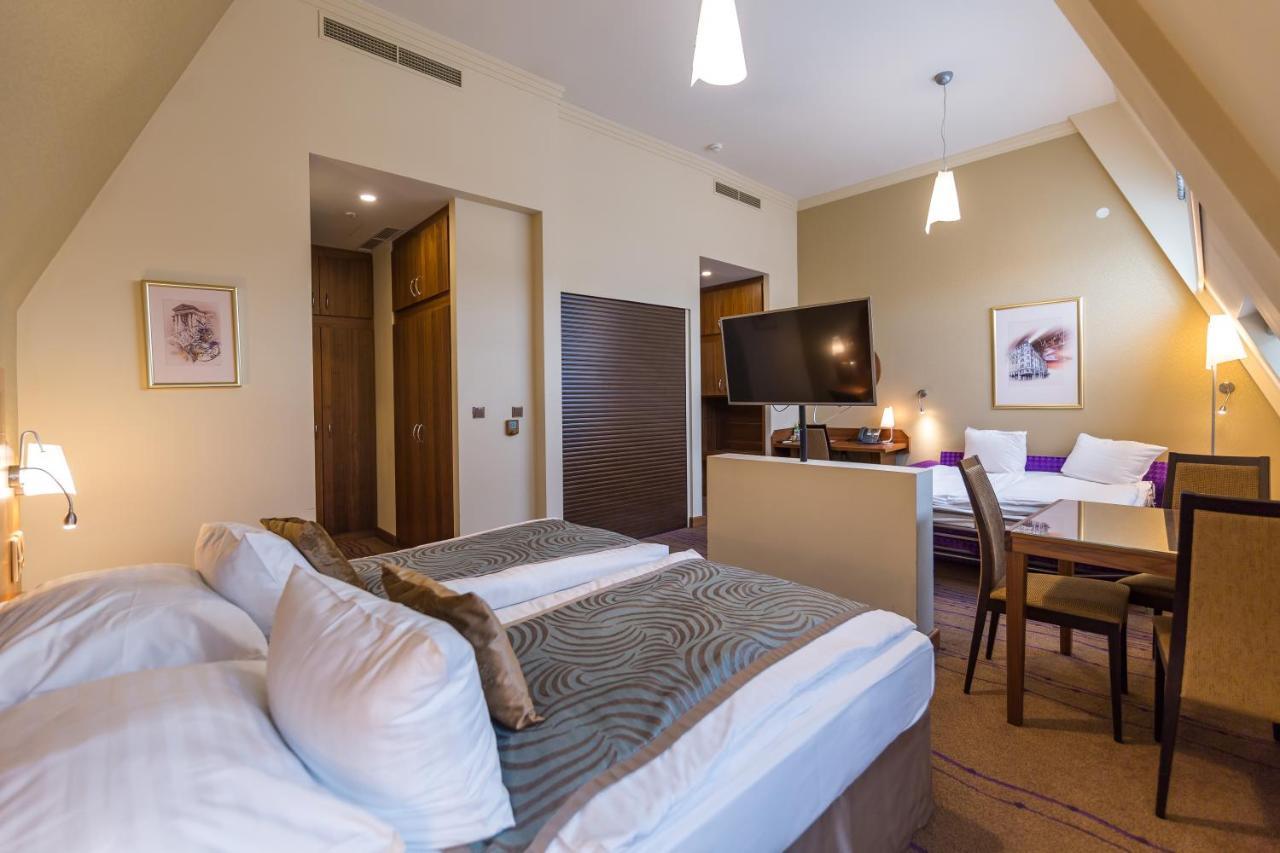 Merchants Crown Suites And Spa Praga Esterno foto Suite