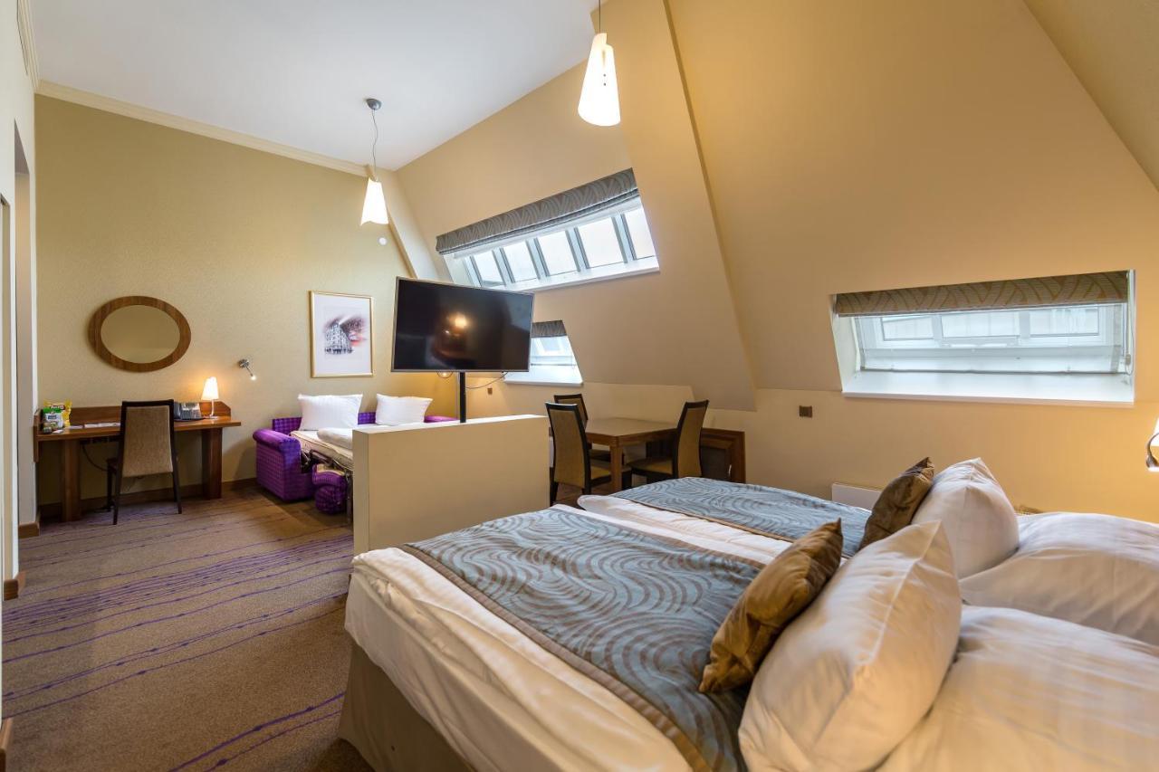 Merchants Crown Suites And Spa Praga Esterno foto A room at the hotel