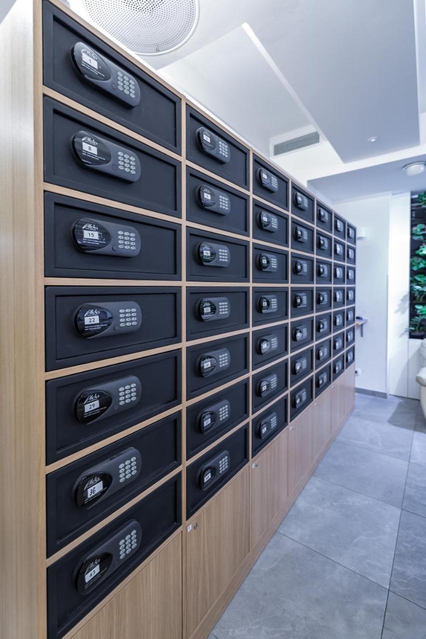 Merchants Crown Suites And Spa Praga Esterno foto Private safes at a bank